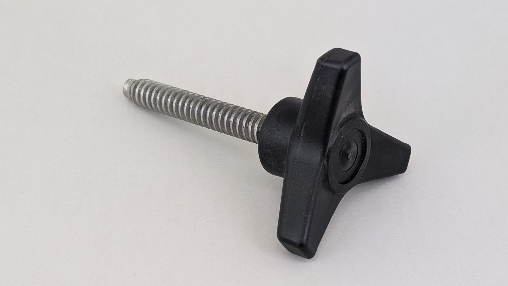 Griff mit Stahlspindel  Material: PA6  Einlegeteile: Spindel aus Stahl  Verfahren: Manuelles Einlegen in das Spritzguss-Werkzeug  Anwendung: Höhenverstellung an der Landmaschine