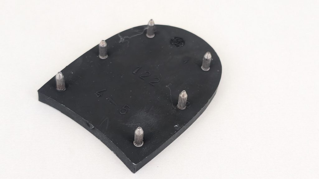 Deckfleck mit Nägeln