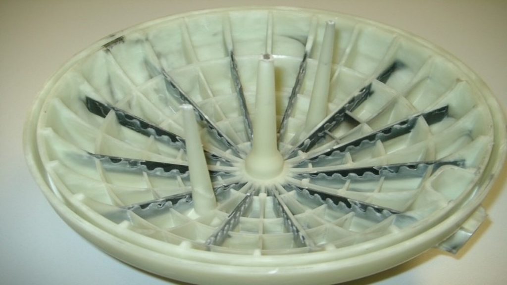 Schlossaufnahme - Beispiel für eingespritzte Messing-Gewindebuchse